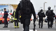 Paris’te polise saldırı