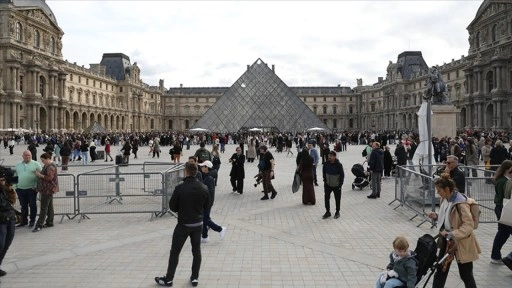 Paris'te tarihi eserlerin çalındığı Louvre Müzesi için güvenlik önlemleri artırılacak