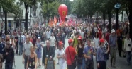 Paris'te yeni çalışma yasasına karşı eyleme polis ablukası