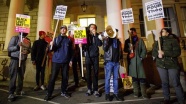 Paris'teki polis şiddeti Londra'da protesto edildi