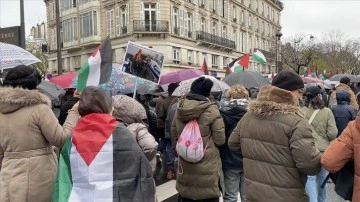 Parisliler şiddetli yağışa rağmen "Gazze'de ateşkes" için yürüdü