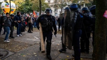 Paris'te maaş zammı talebiyle gösteri düzenlendi