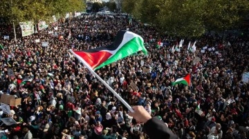 Paris'te toplanan on binlerce kişi İsrail-Filistin çatışmasının sona ermesi çağrısında bulundu