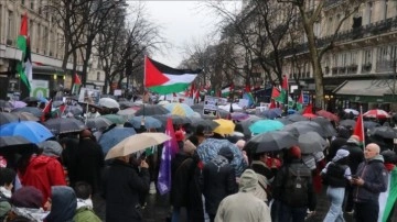 Paris'te yağmura rağmen Gazze için yürüyüş düzenlendi