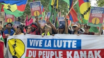 Paris'te Yeni Kaledonya'nın yerli halkı Kanaklarla dayanışma gösterisi düzenlendi