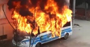 Park halindeki minibüs alev alev yandı!