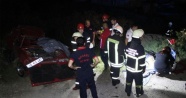 Park halindeki TIR'a çarpan otomobil parçalandı: 4 ölü 1 yaralı