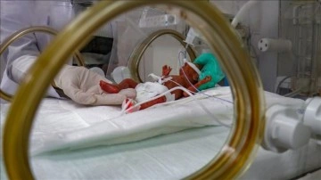 "Parmak bebek" sağlık çalışanlarının çabasıyla hayata tutunuyor