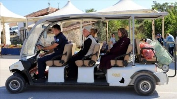 Pazar alışverişi yapan vatandaşlar golf aracıyla evlerine ücretsiz taşınıyor