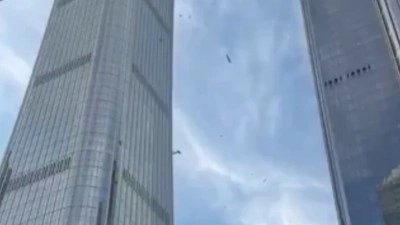 Pekin'de g&ouml;kdelene &ccedil;arpan k&uuml;&ccedil;&uuml;k u&ccedil;ağın pilotunun &ouml;ld&uuml;ğ&uuml; bildirildi