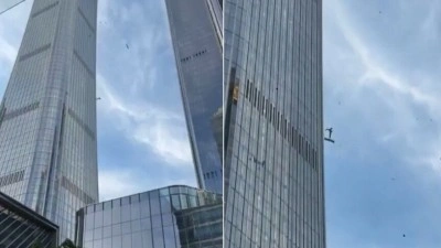 Pekin'in en y&uuml;ksek g&ouml;kdelenine k&uuml;&ccedil;&uuml;k u&ccedil;ak &ccedil;arptı