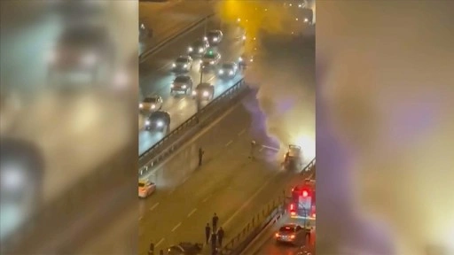 Pendik'te seyir halindeki otomobil yandı