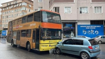 Pendik'te İETT otobüsüyle çarpışan otomobilin sürücüsü yaralandı