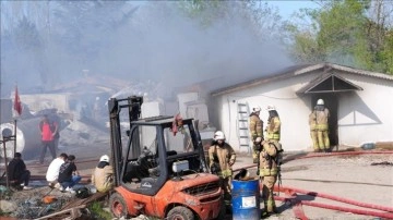 Pendik'te yediemin deposunda çıkan yangına itfaiye ekipleri müdahale ediyor