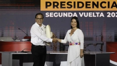 Peru'da devlet başkanı se&ccedil;iminin 2. turunda sağcı ve solcu aday başa baş gidiyor