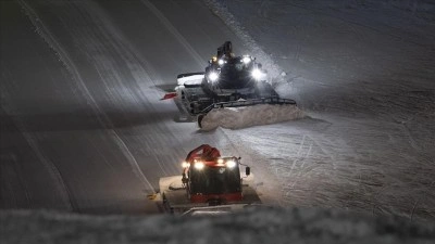 Pistler gece boyu s&uuml;ren &ccedil;alışmalarla kayakseverler i&ccedil;in hazırlanıyor