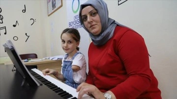 Piyano kursunda tek kolu olmayan çocuğun en büyük destekçisi annesi oldu