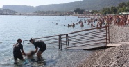 Plajdaki vatandaşların oynuyor zannettiği gencin cesedi sahile vurdu