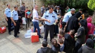 Polis göçmenlere giyecek ve yiyecek verdi