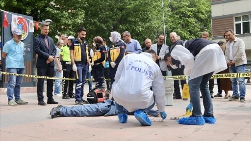Polis sigaradan ölüm vakası canlandırmasında delil olarak izmarit topladı