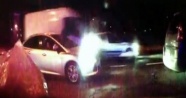 Polis uygulamasından kaçan minibüs polis memuruna çarptı