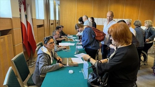 Polonya'da, cumhurbaşkanı seçiminin ikinci turu için oy verme işlemi başladı