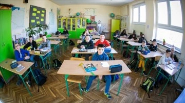Polonya'da 130 binden fazla Ukraynalı mülteci çocuk okula başladı
