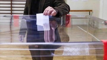 Polonya'da genel seçim ve referandum için oy verme işlemi başladı