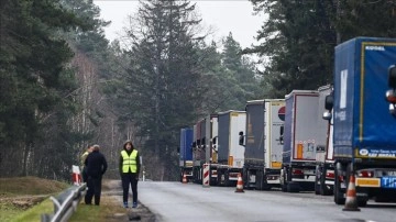 Polonya'nın doğu sınırından Belaruslu yük taşıyıcıları geçemeyecek