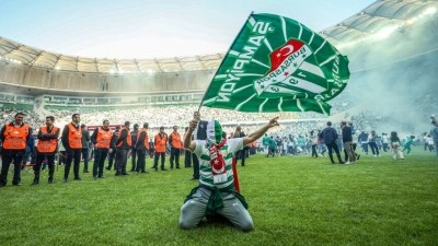 Profesyonel futbol liglerinde "d&uuml;şenler ve &ccedil;ıkanlar" belli oldu