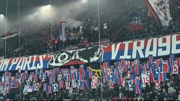 PSG taraftarları, maçlarda oruç açma arası verilmesinin yasaklanmasını protesto etti