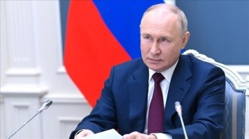 Putin: Ekonomik bağlarımızın dolarsızlaştırılması yönündeki süreç ivme kazanıyor