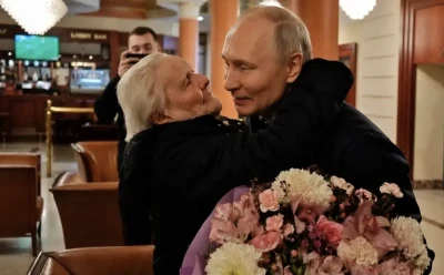 Putin &ouml;ğretmenini, batılı liderler ise uyuşturucuyu ziyaret ediyor! -Fuad Safarov, Moskova&rsquo;dan yazdı-