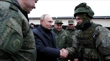 Putin, Ukrayna’daki savaşta görev yapan birliklerin ortak karargahında çalışma yaptı