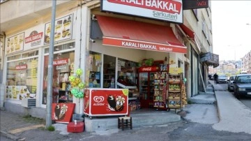 Raftan cips paketini alıp kaçan karga, kameraya yakalandı