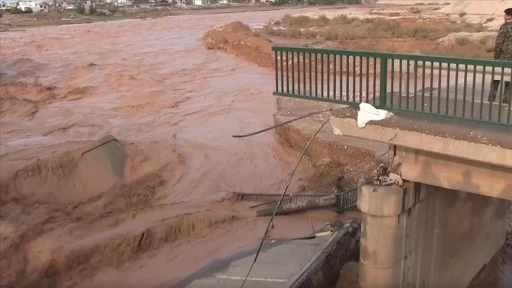 Irak’ın Salahaddin kentinde yoğun yağış sebebiyle köprü çöktü