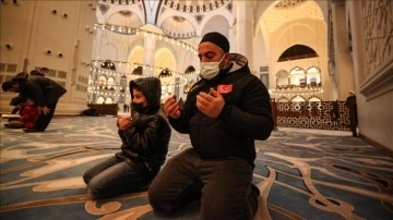 Ramazanın müjdecisi Berat Kandili dualarla idrak edildi