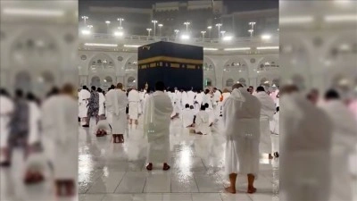 Ramazanın son g&uuml;n&uuml; Kabe'de yağmur altında dua