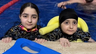 Rasmussen sendromlu Amine kula&ccedil;larıyla hayata tutunuyor