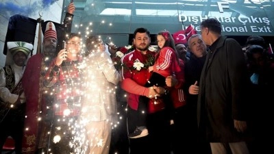 Rekortmen milli g&uuml;reş&ccedil;i Rıza Kayaalp'e başkentte coşkulu karşılama