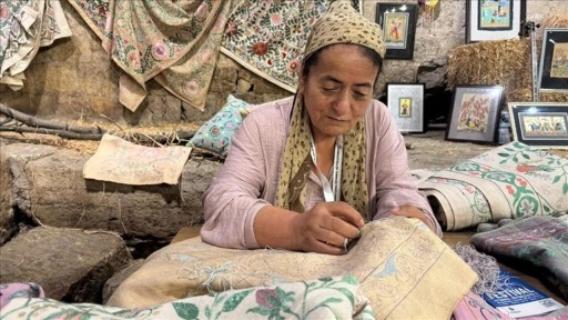 Rengarenk motifleriyle Özbek nakşında yer alan suzani geleneğini bugüne taşıyorlar