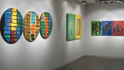 Ressam Mehmet Ali Doğan, "Zamana Karşı Tezler" sergisinde &ccedil;ağın krizlerine ayna tutuyor