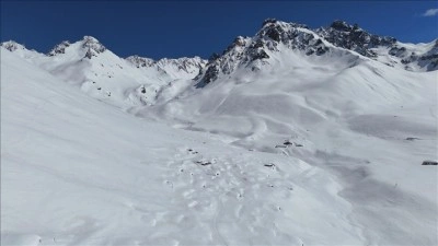 Rize'de karlar altında kalan yayla evleri havadan g&ouml;r&uuml;nt&uuml;lendi
