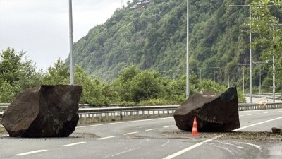 Rize'de yama&ccedil;tan kopan kaya par&ccedil;aları Karadeniz Sahil Yolu'na d&uuml;şt&uuml;