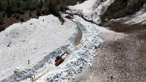 Rize'de yayla yollarında karla mücadele sürüyor