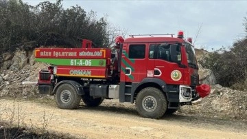 Rize'de çıkan örtü yangınına müdahale ediliyor