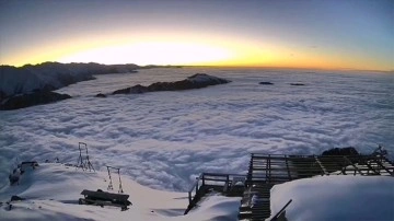 Rize'de karla kaplı yaylada oluşan 'sis denizi' güvenlik kamerasına yansıdı