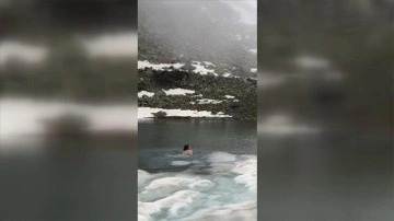 Rizeli doğa fotoğrafçısı 2 bin 850 rakımlı buzla kaplı gölde yüzdü