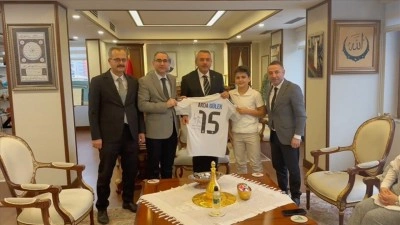 Rizeli Safa, Cumhurbaşkanı Erdoğan'dan istediği imzalı Arda G&uuml;ler formasına kavuştu