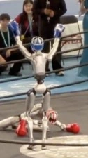 Robot ringde nakavt oldu, rakibi zafer dansı yaptı